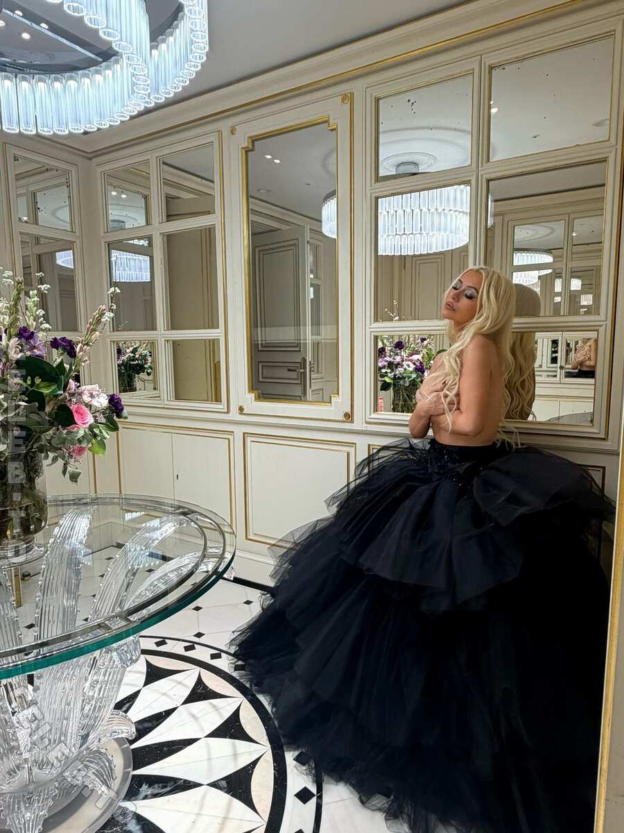 Christina Aguilera hands