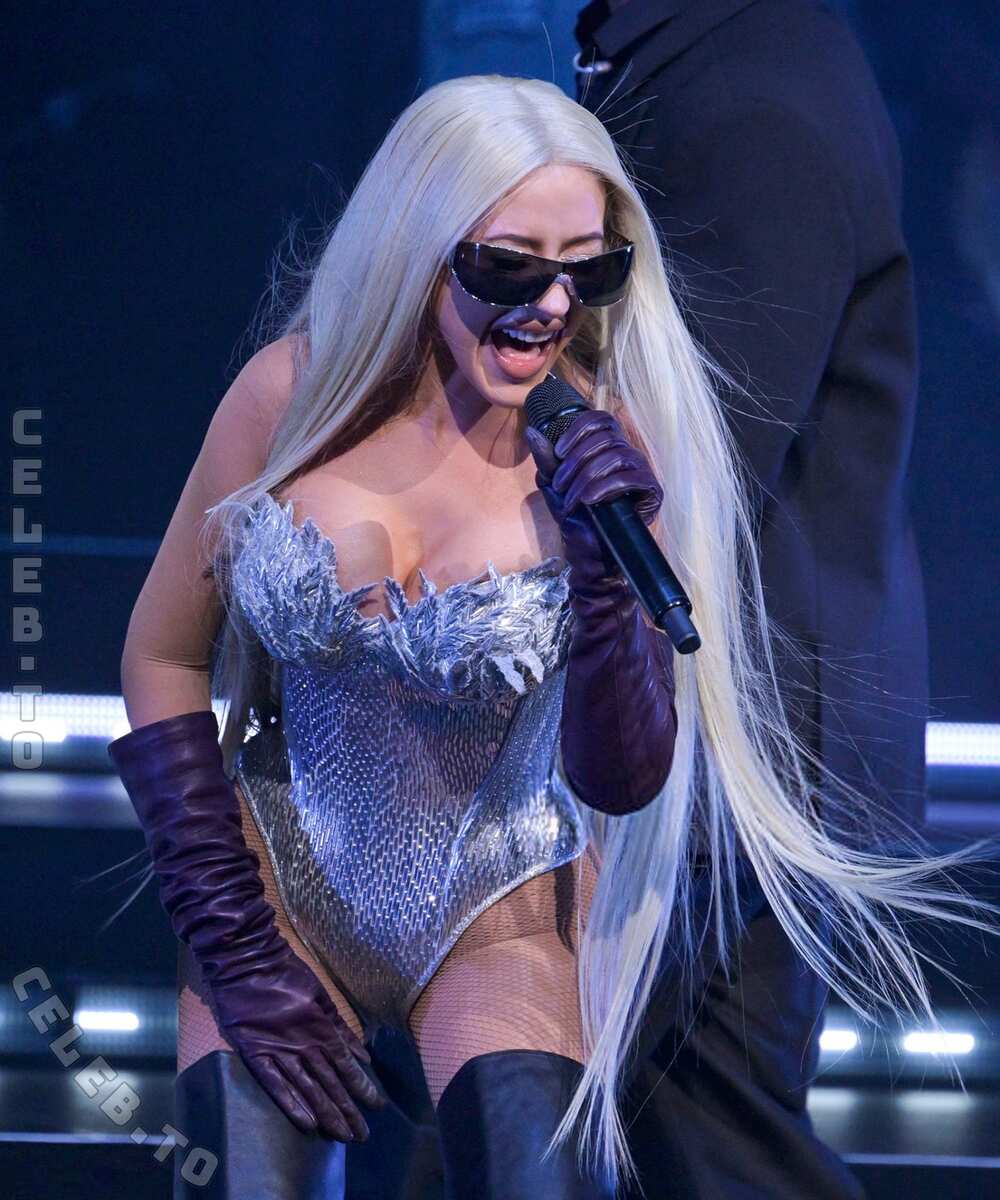 Christina Aguilera hands