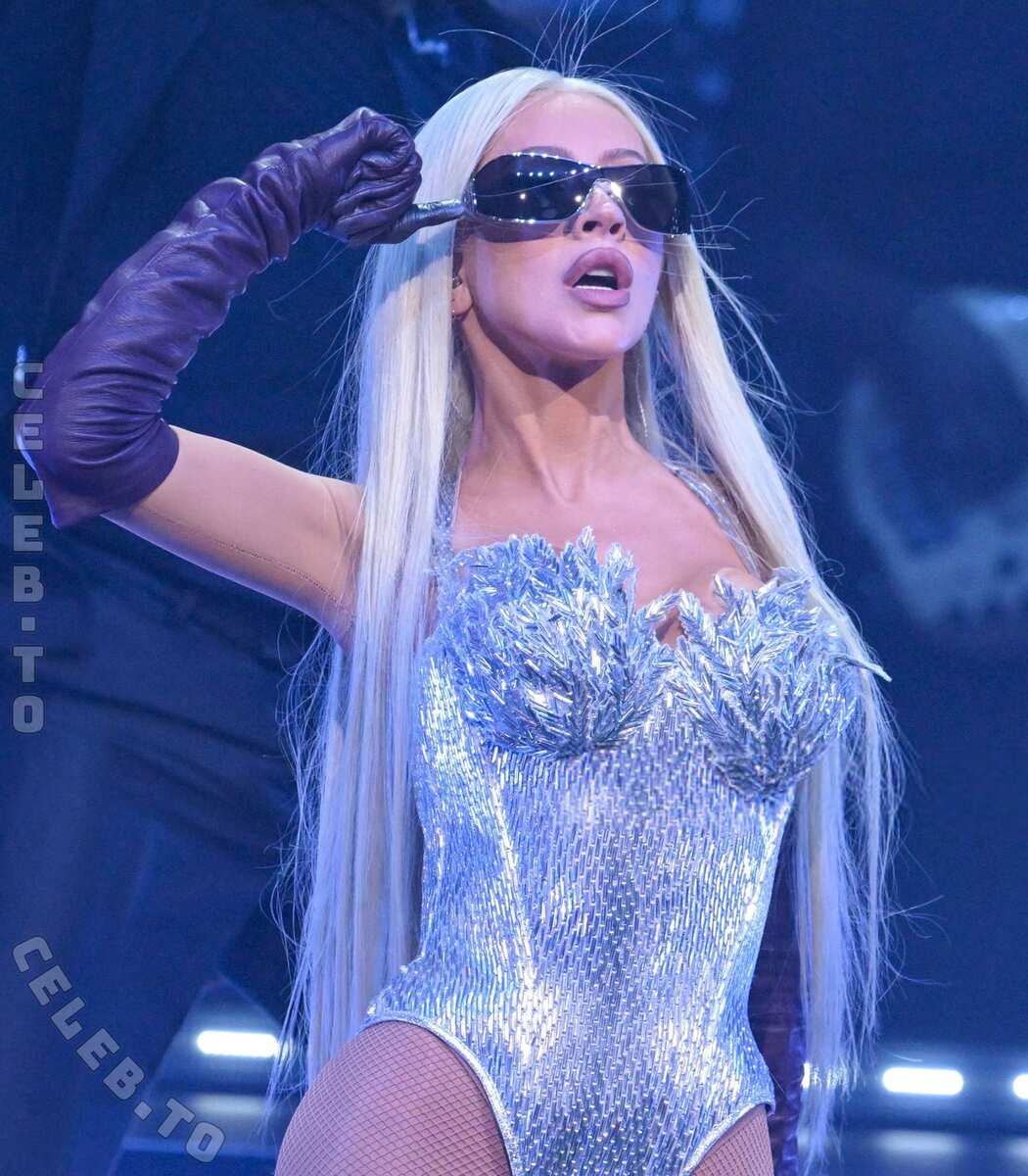 Christina Aguilera hands