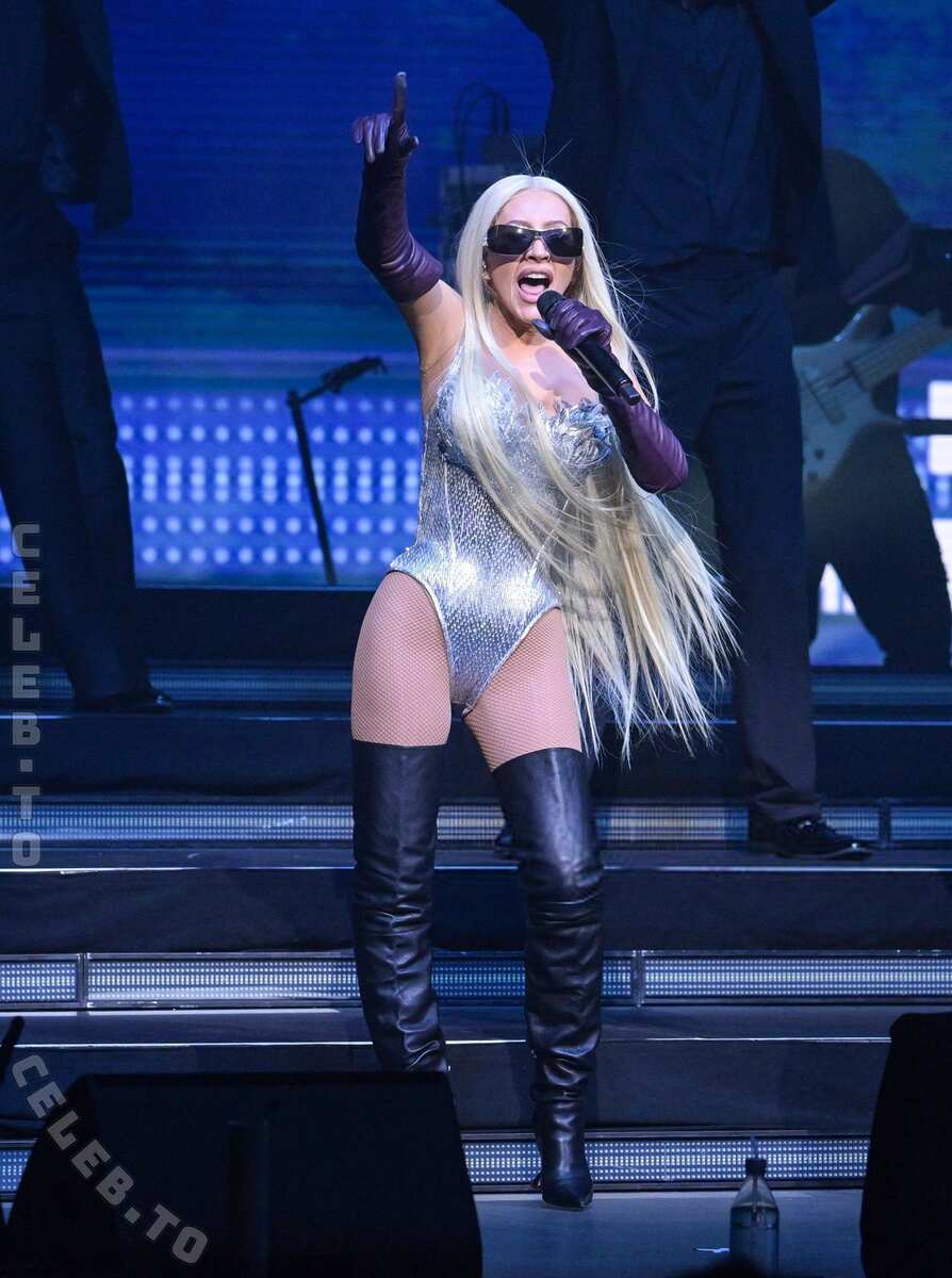 Christina Aguilera hands