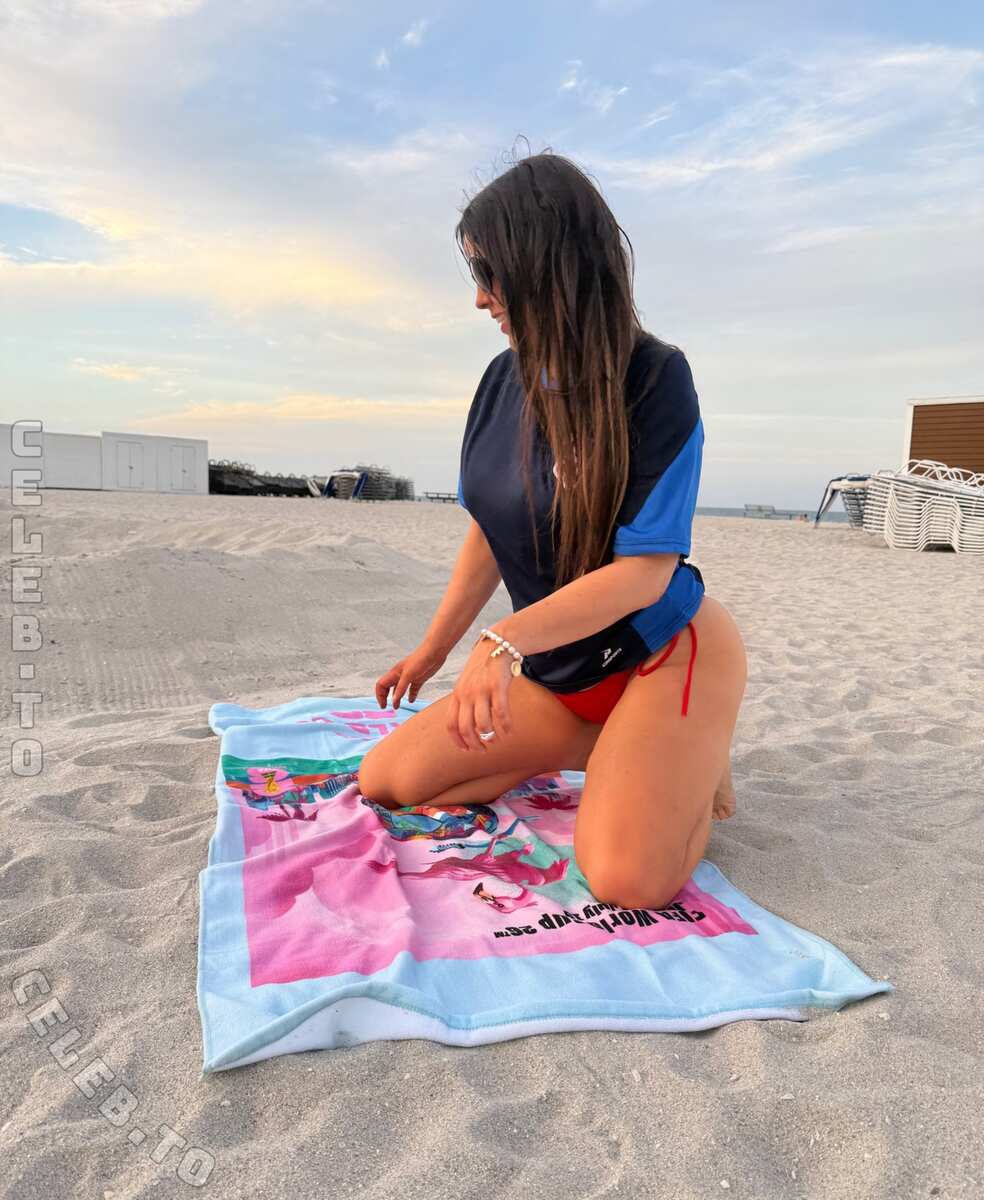 Claudia Romani hands
