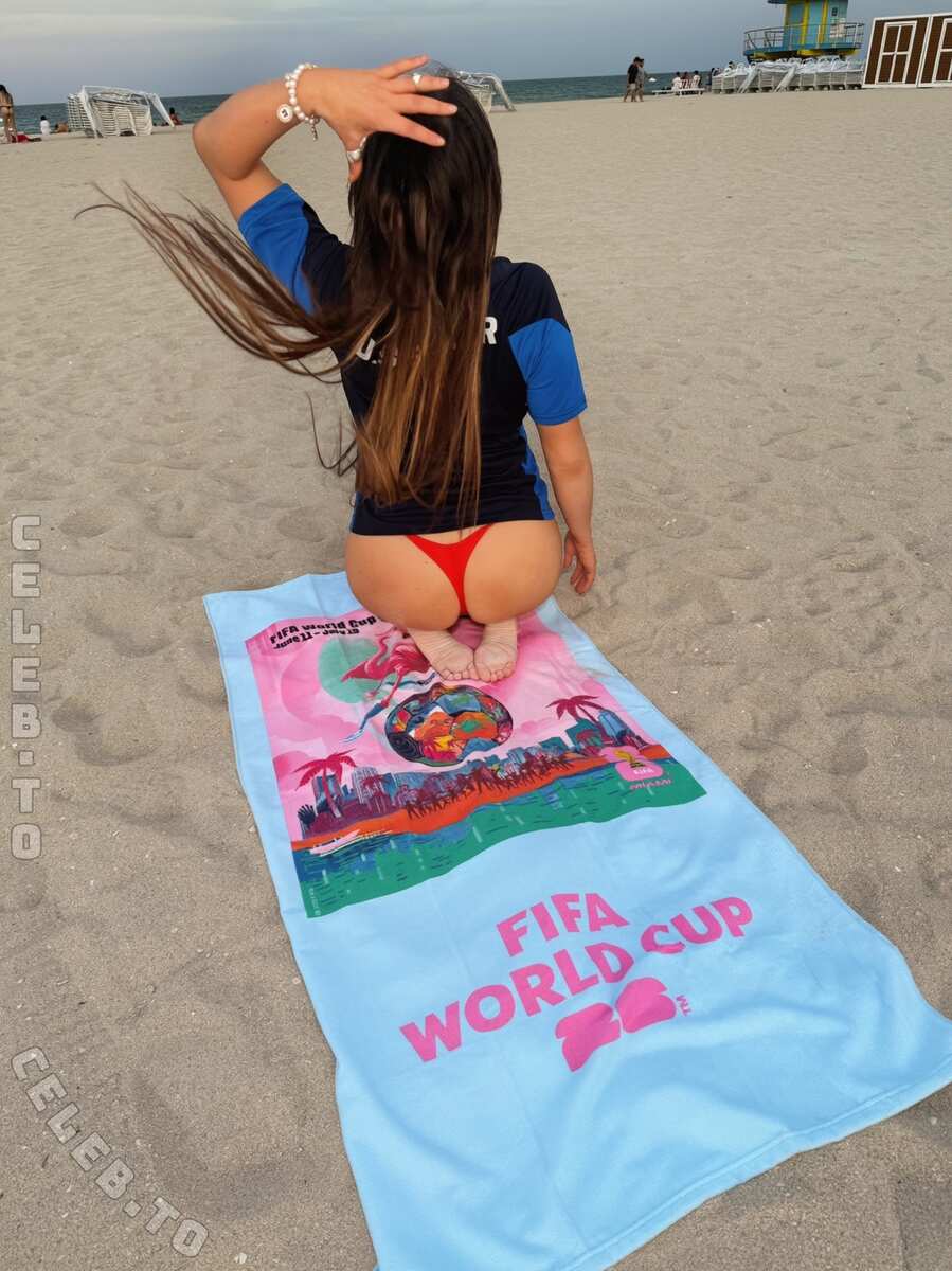 Claudia Romani hands