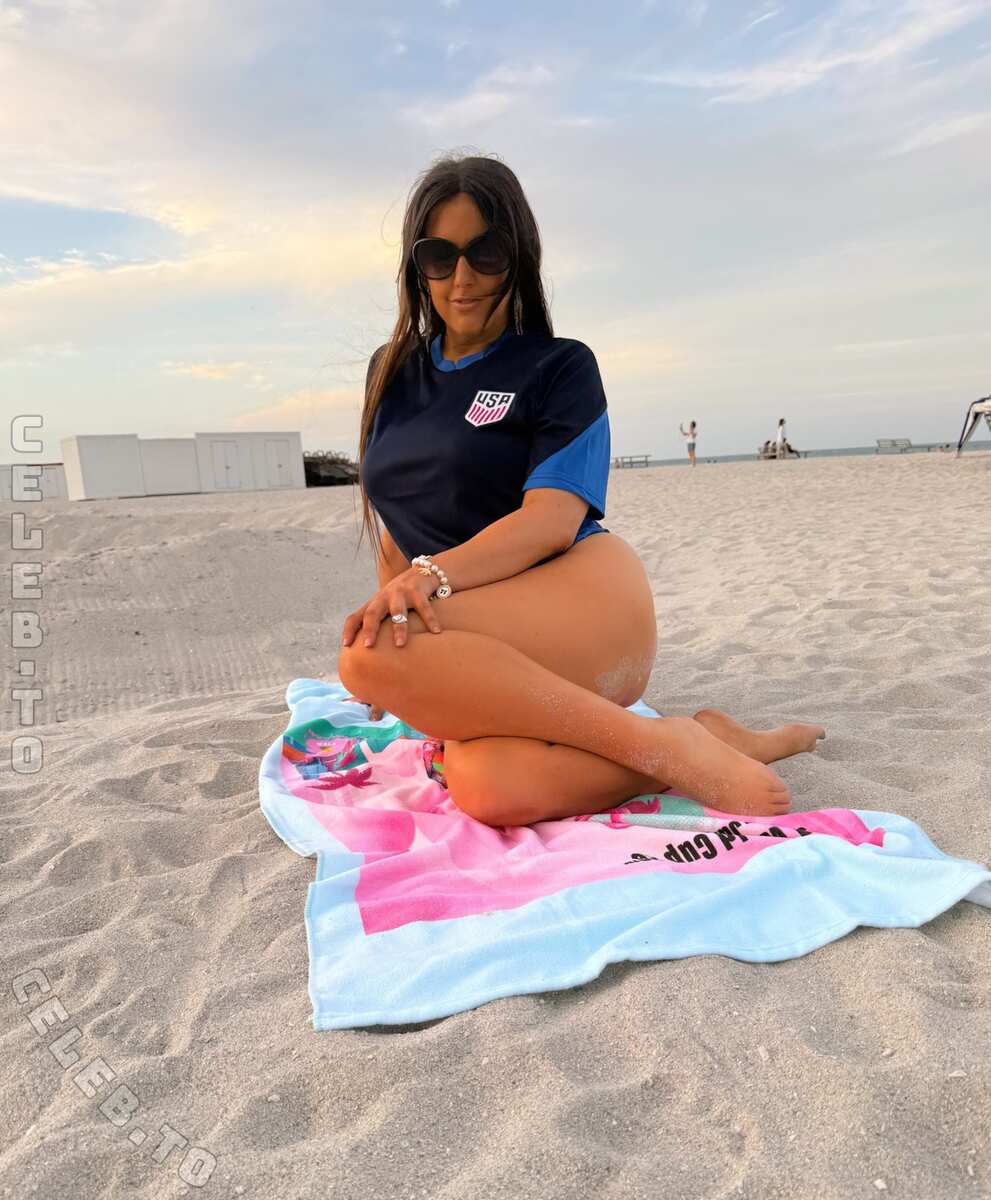 Claudia Romani hands