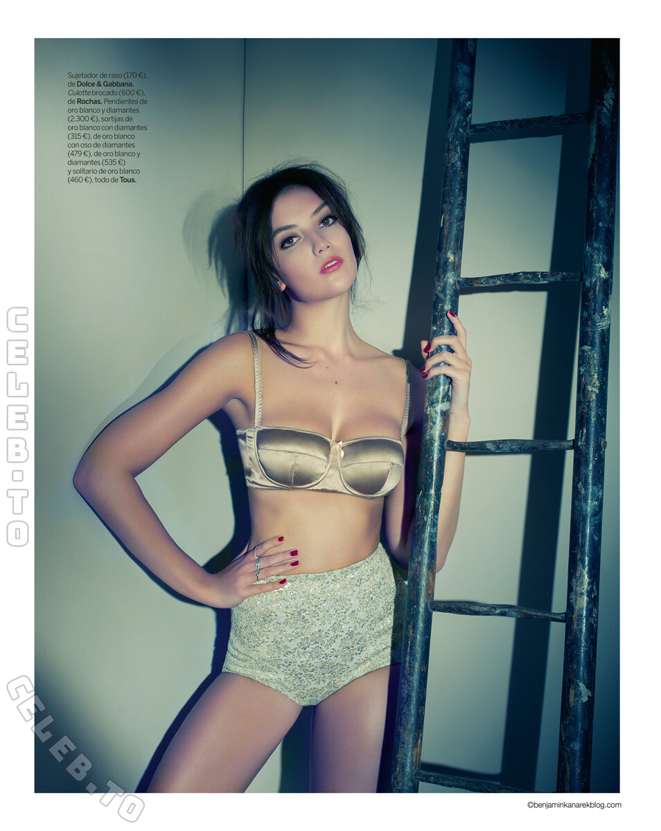 Daisy Lowe hands