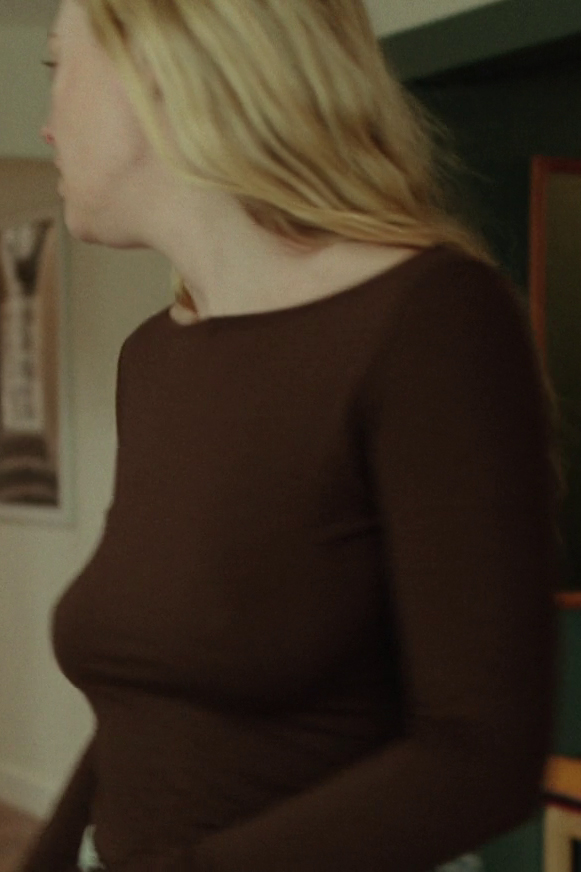 Dakota Fanning hands