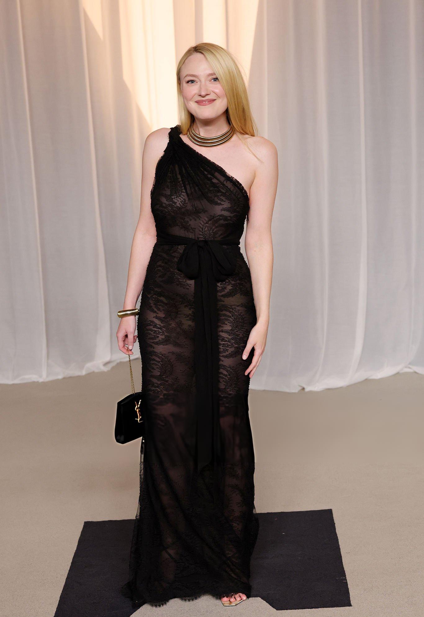 Dakota Fanning hands