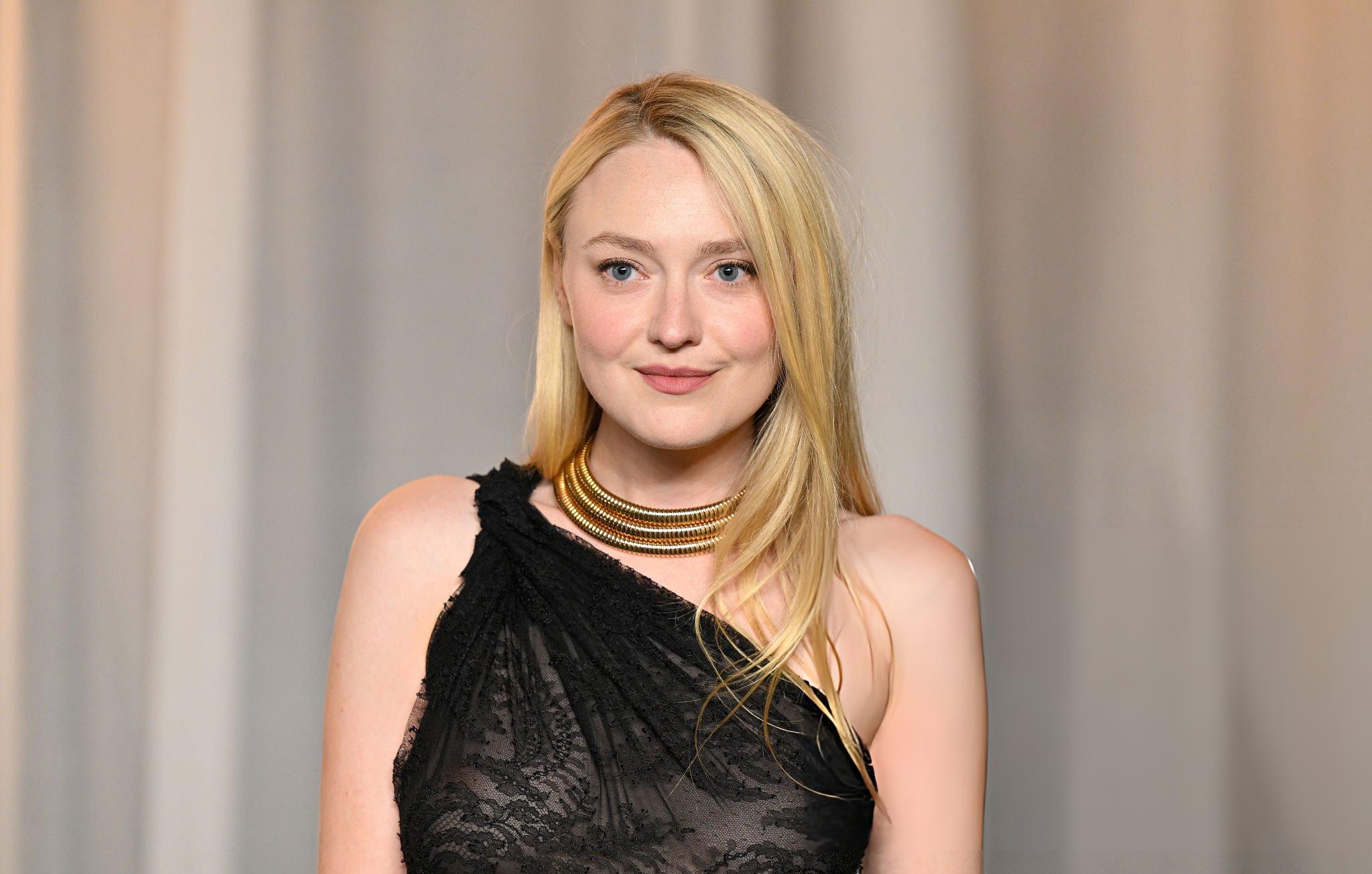 Dakota Fanning hands