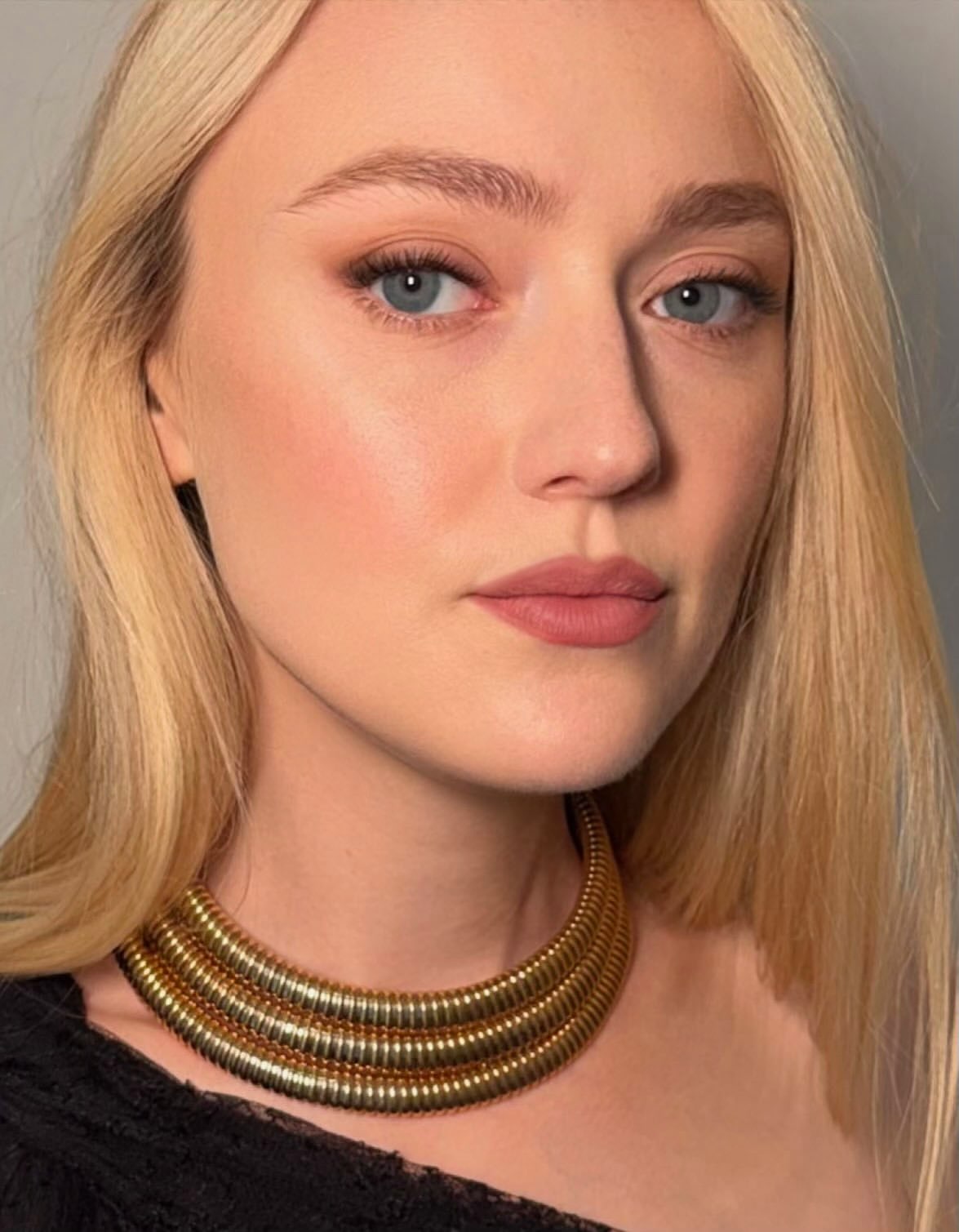 Dakota Fanning hands