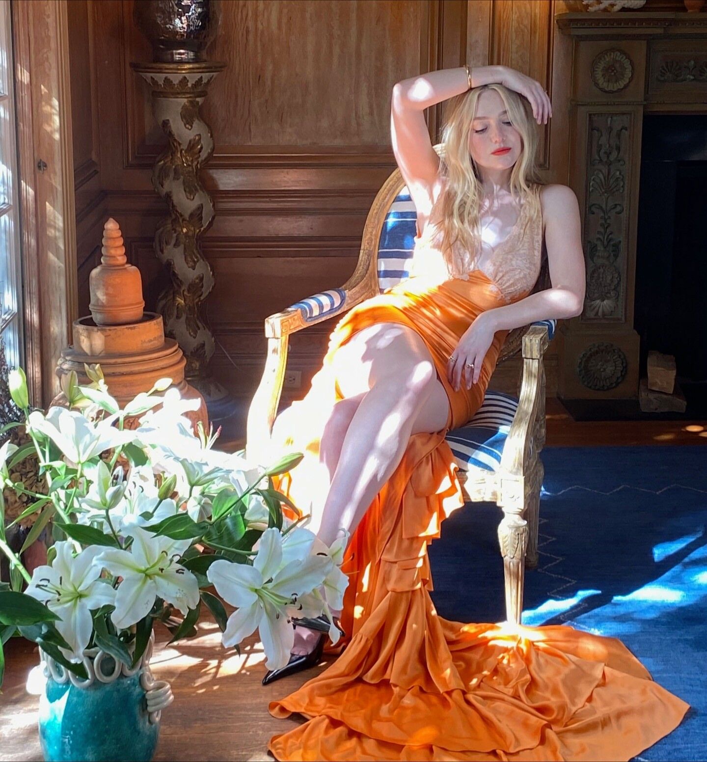 Dakota Fanning hands