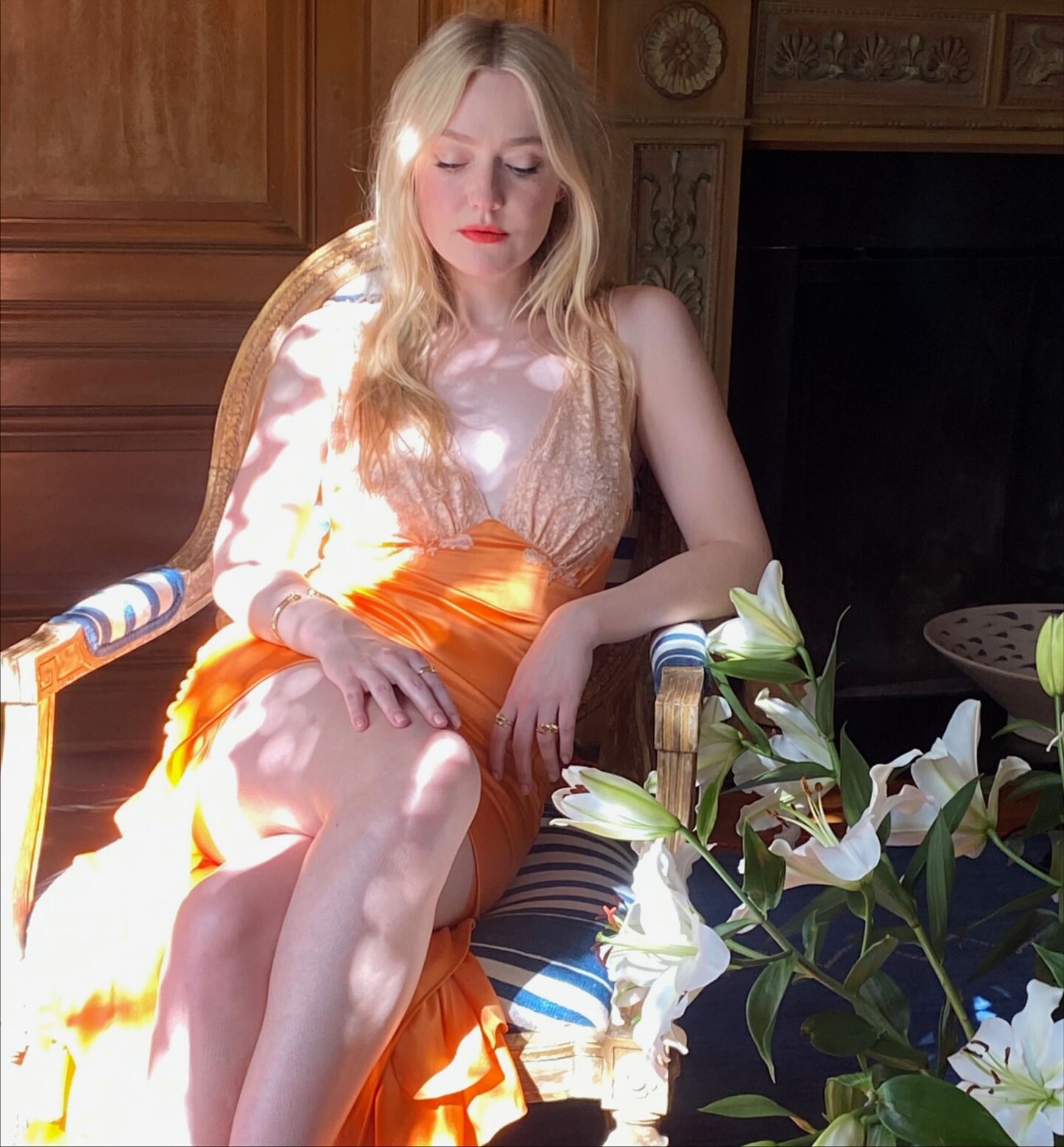 Dakota Fanning hands