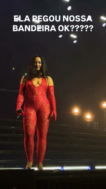 Demi Lovato hands