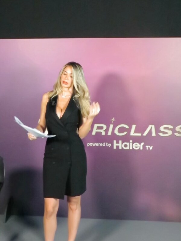 Diletta Leotta hands