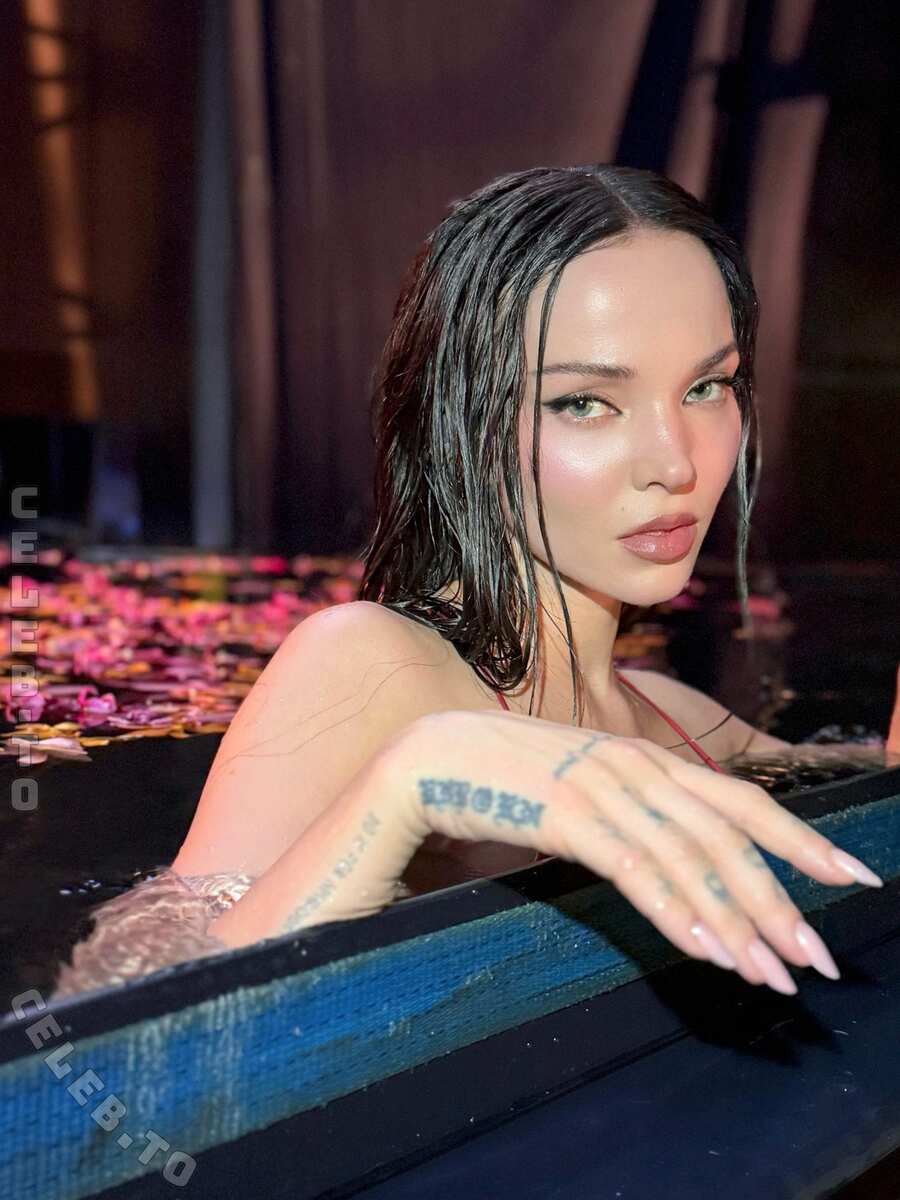 Dove Cameron hands