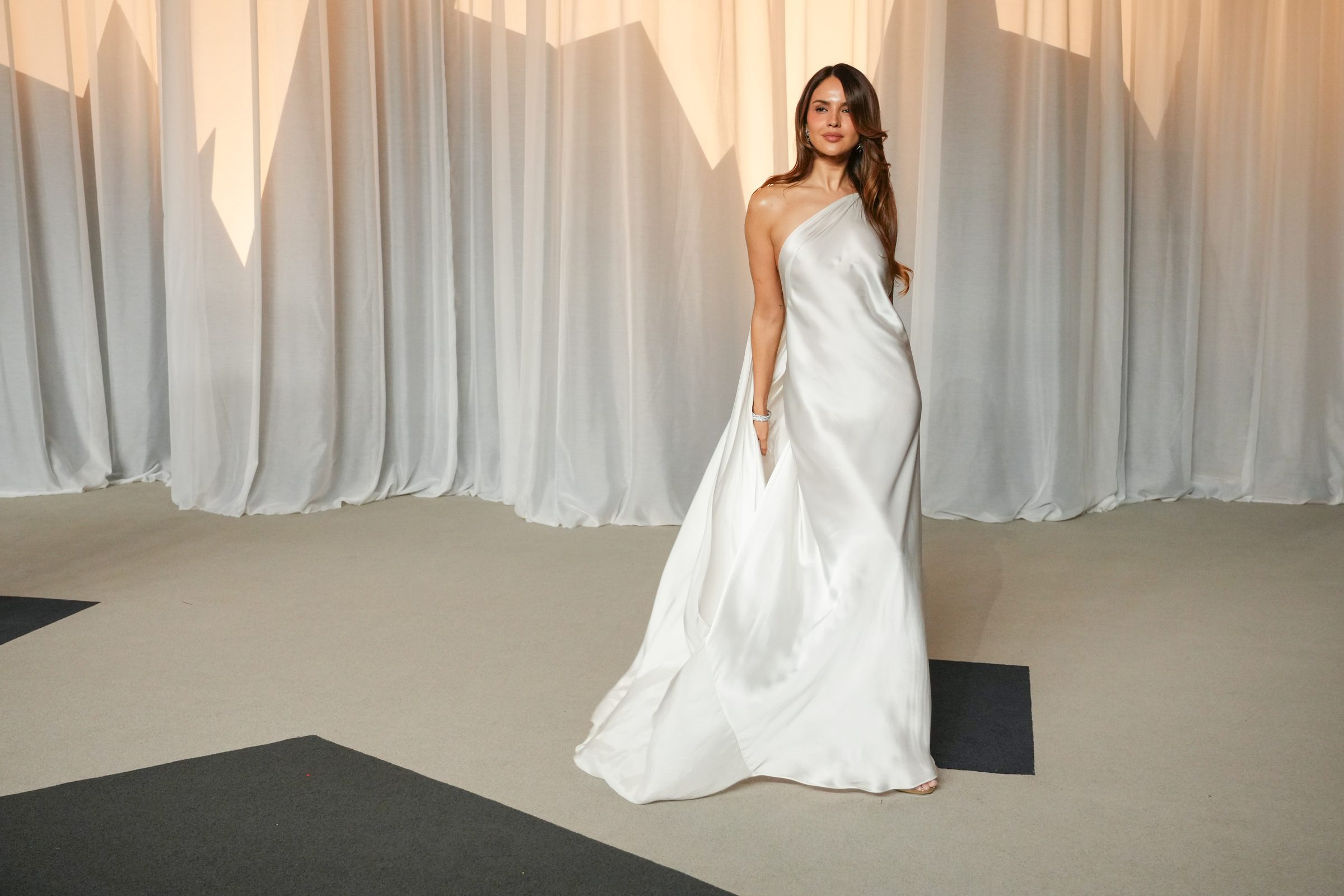 Eiza González hands