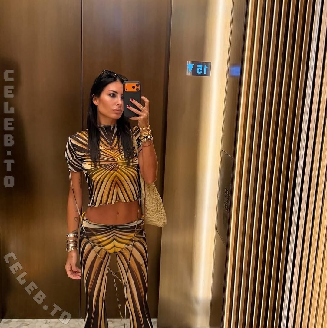 Elisabetta Gregoraci hands