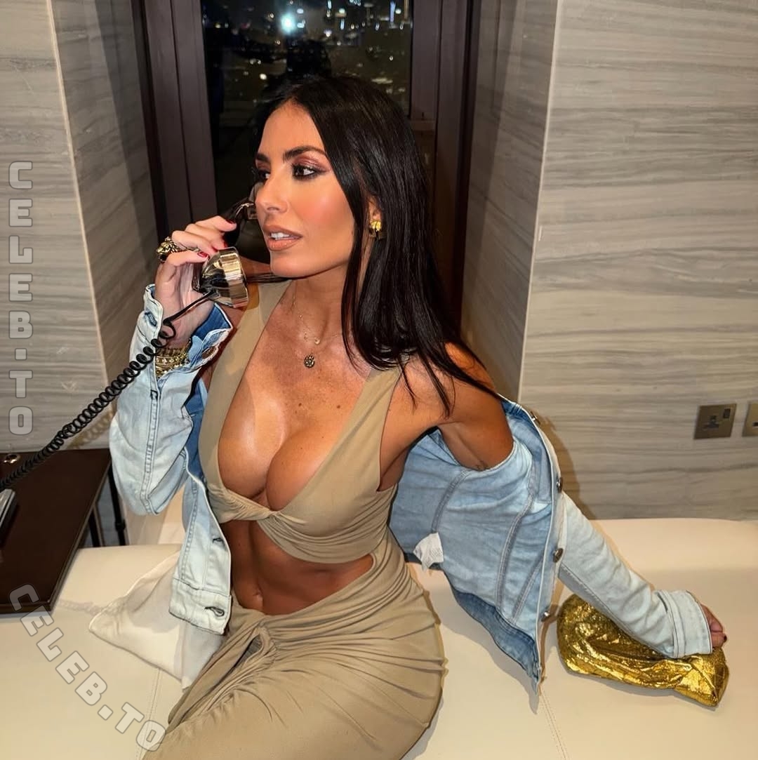 Elisabetta Gregoraci hands