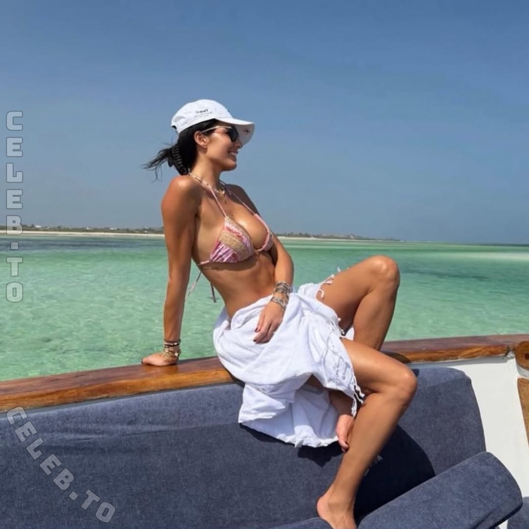 Elisabetta Gregoraci hands