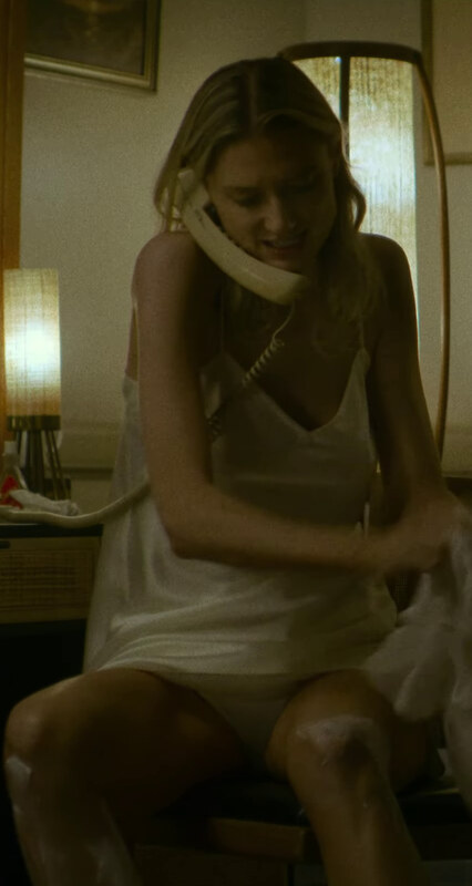Elizabeth Debicki legs