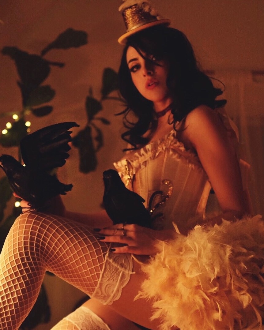 Elizabeth Gillies hands