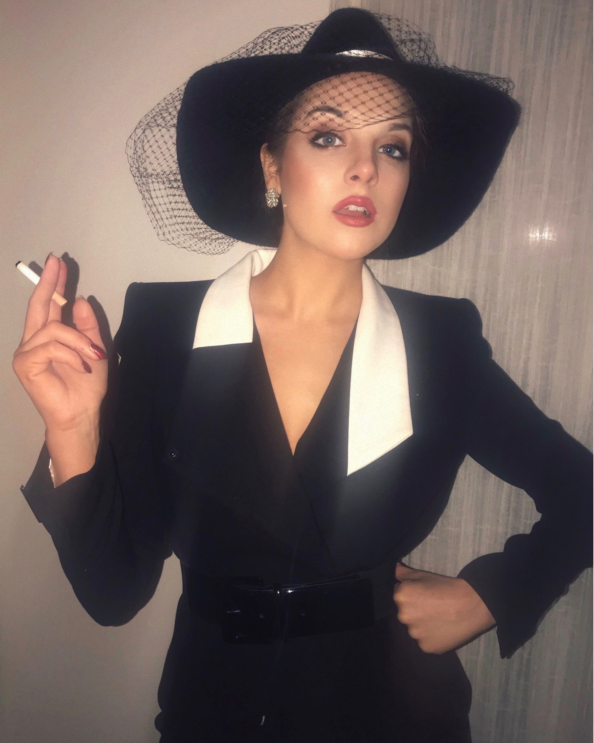 Elizabeth Gillies hands
