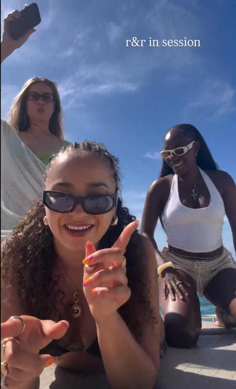 Ella Eyre hands