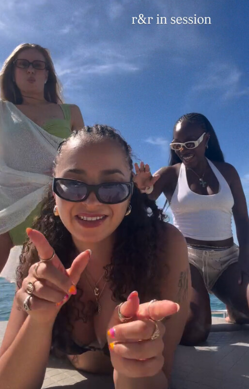 Ella Eyre hands