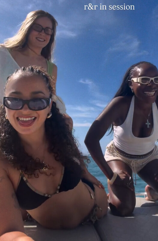 Ella Eyre hands