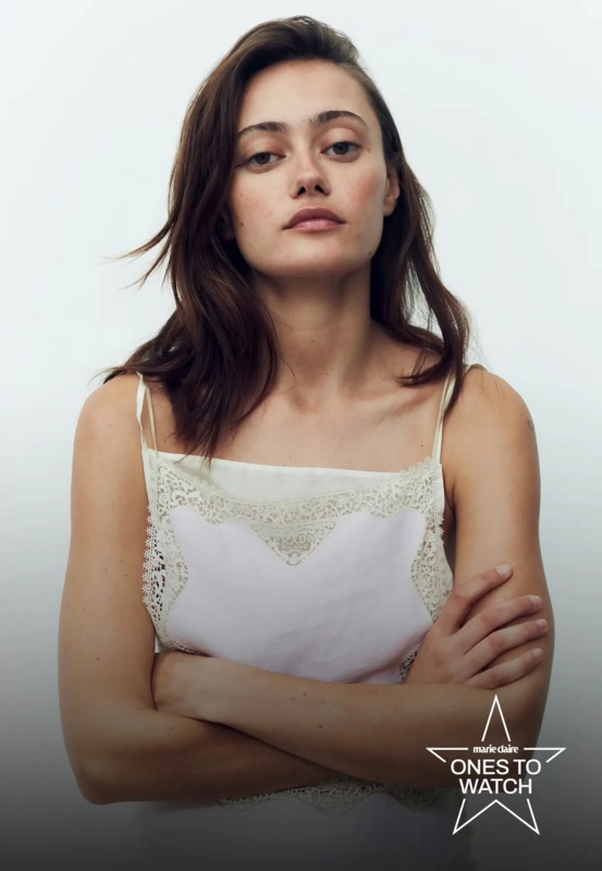 Ella Purnell hands