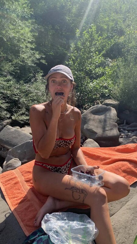 Ella Purnell hands
