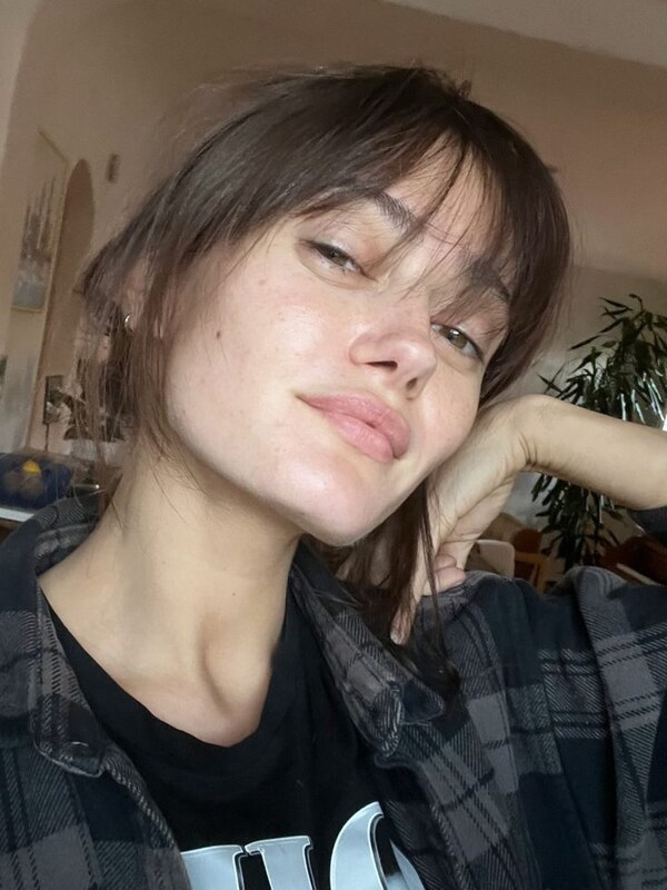 Ella Purnell hands