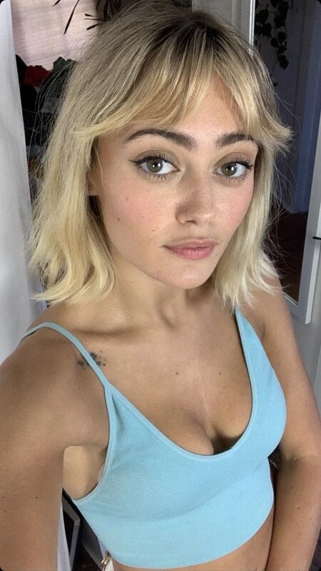 Ella Purnell hands