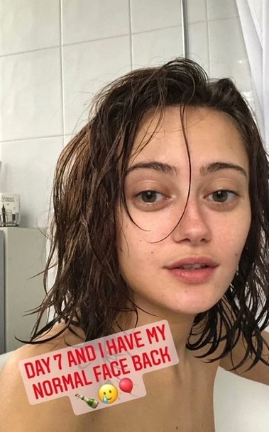Ella Purnell hands