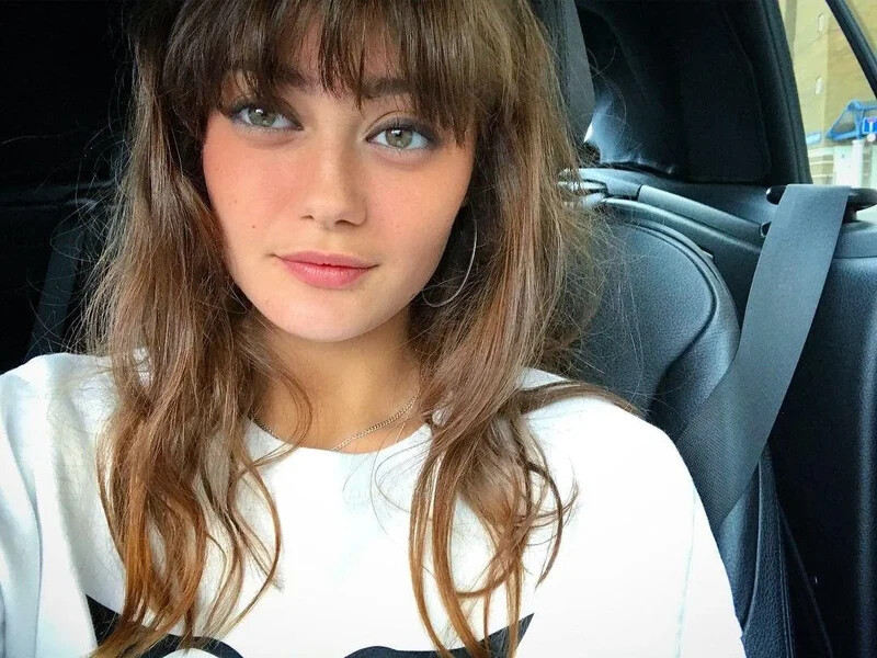 Ella Purnell hands