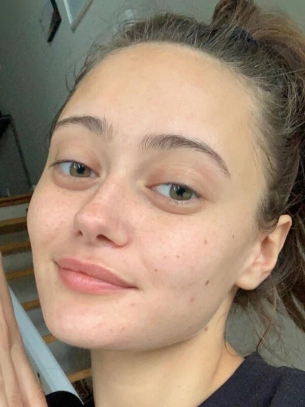 Ella Purnell hands