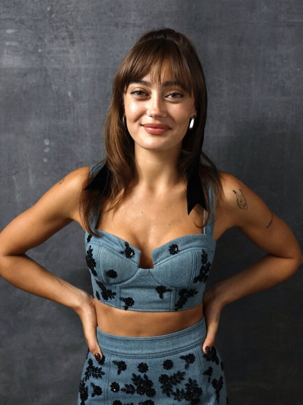 Ella Purnell butts