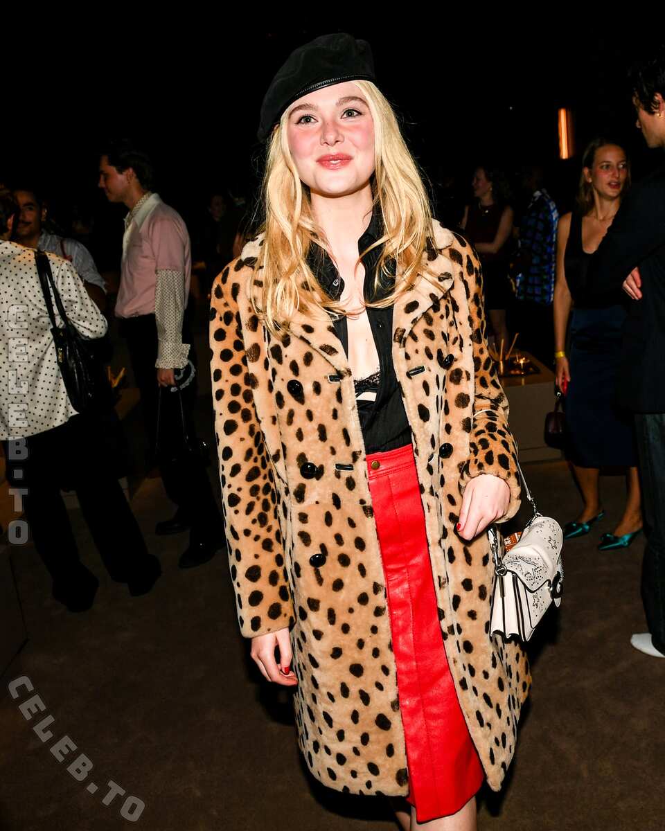 Elle Fanning hands