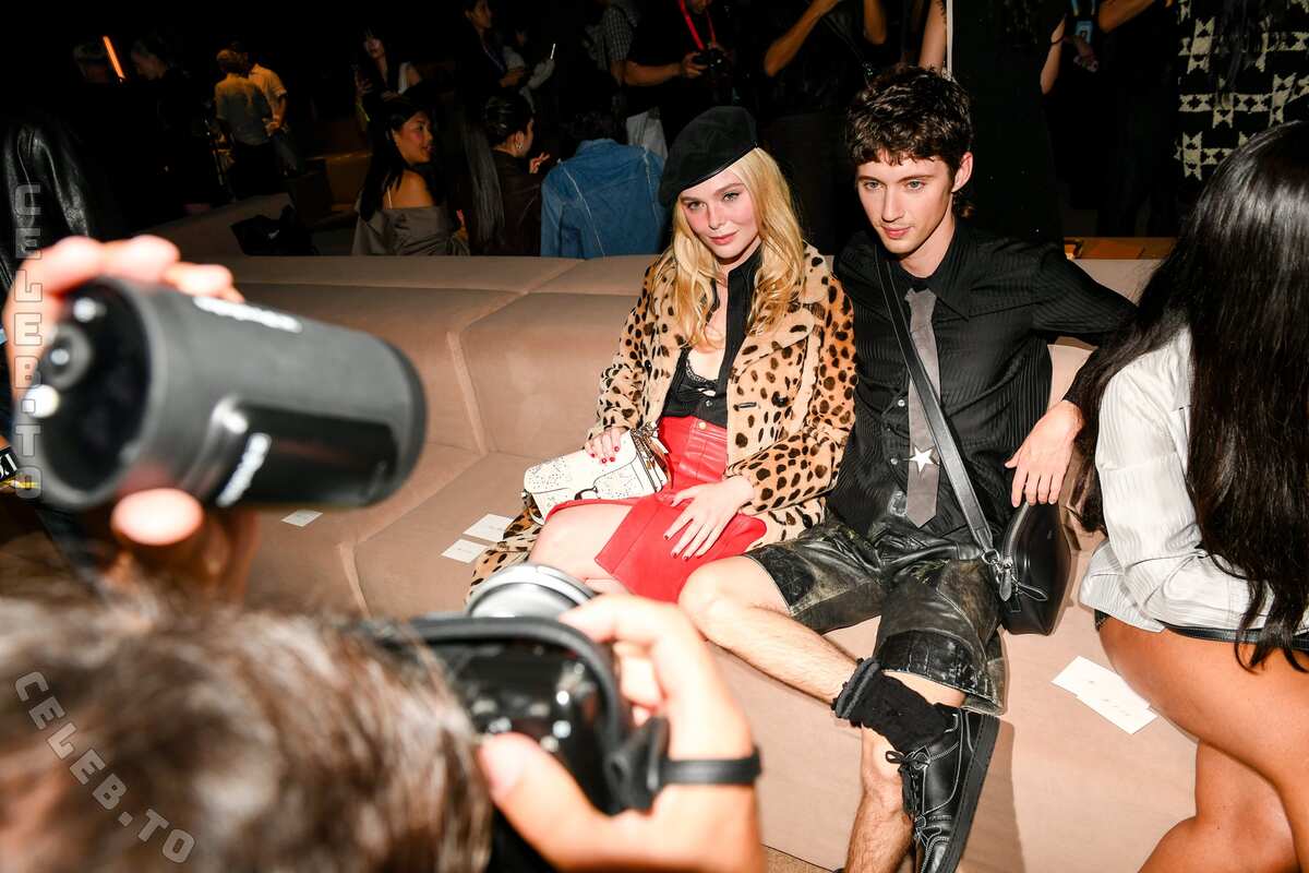 Elle Fanning hands