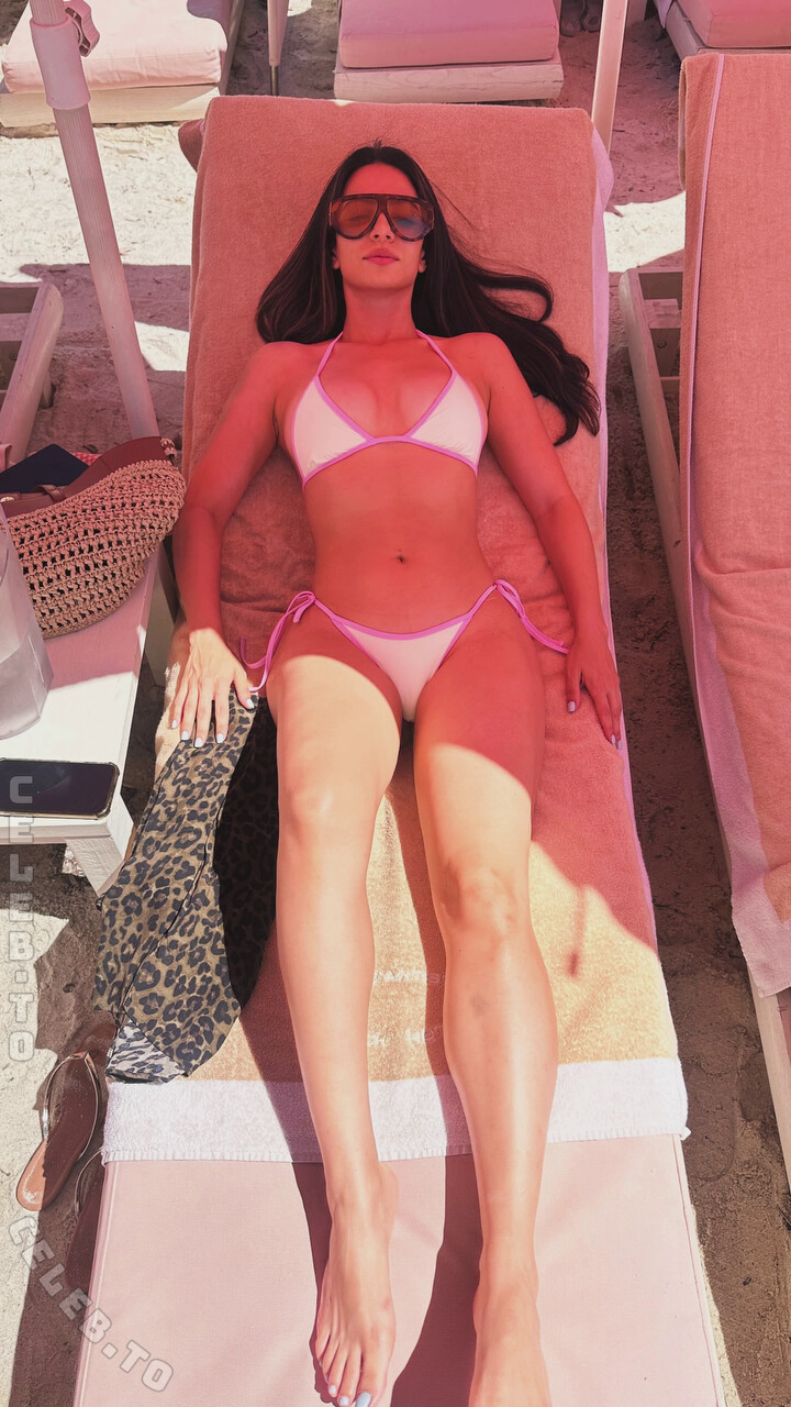 Emeraude Toubia legs