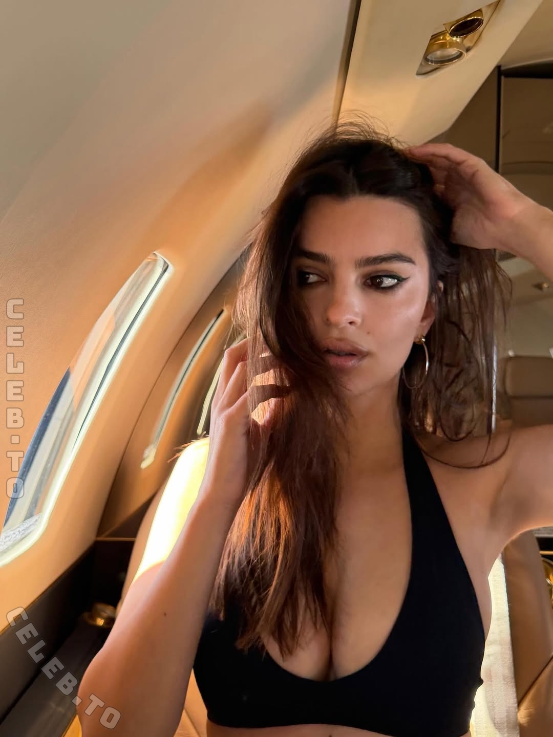 Emily O’Hara Ratajkowski hands