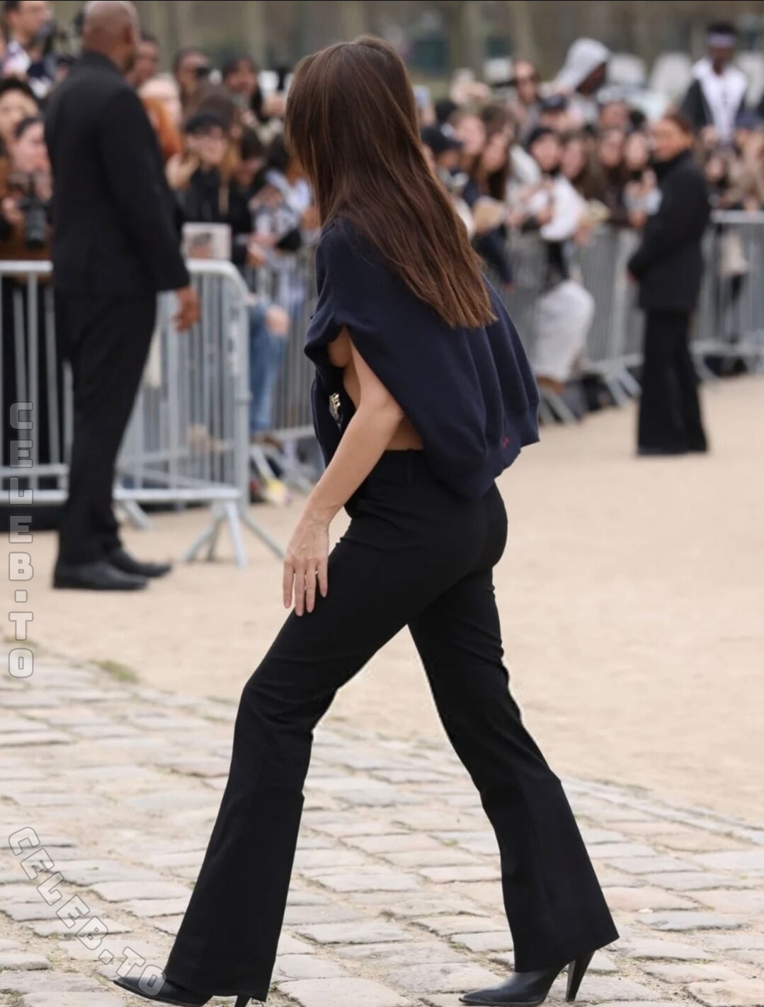 Emily O’Hara Ratajkowski hands