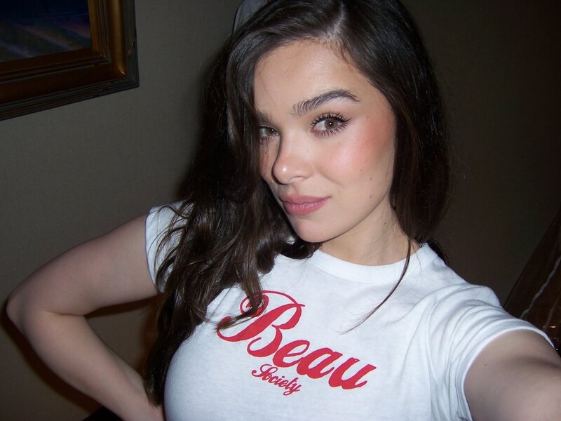 Hailee Steinfeld legs