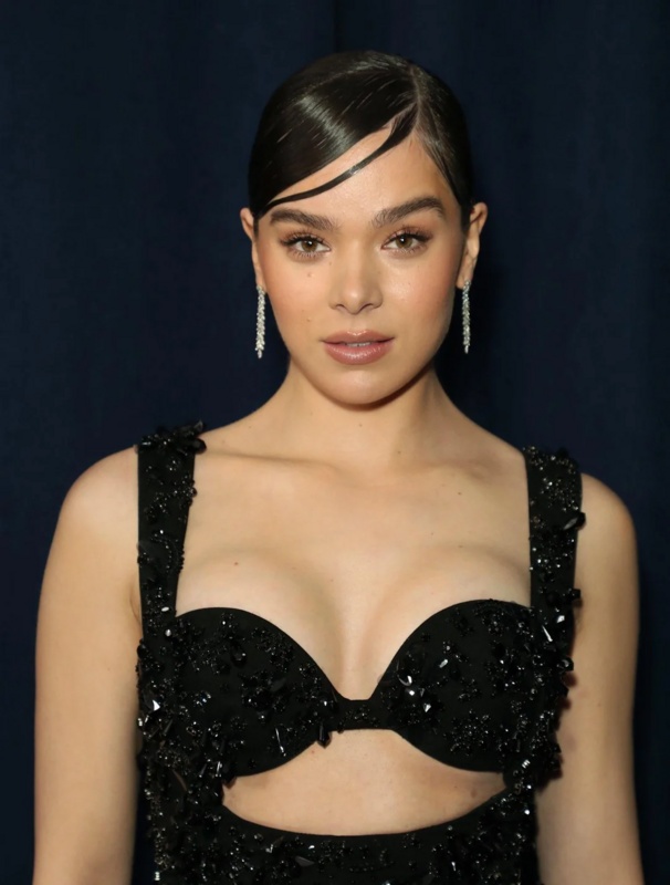 Hailee Steinfeld legs