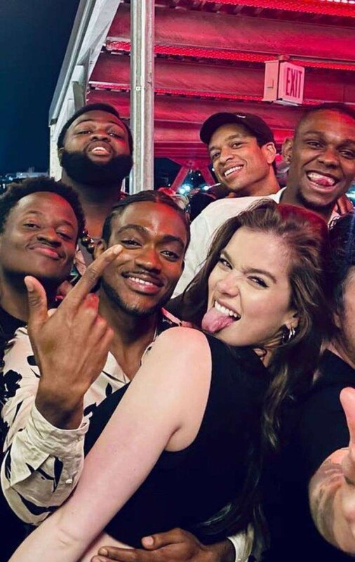 Hailee Steinfeld hands