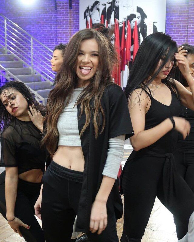 Hailee Steinfeld hands