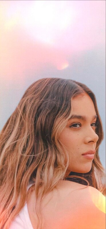Hailee Steinfeld hands