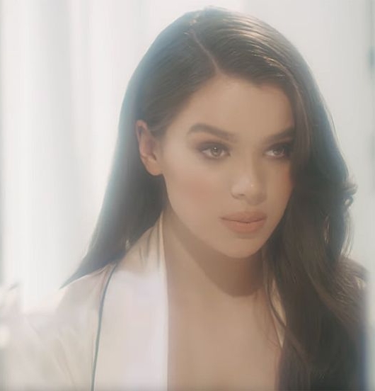 Hailee Steinfeld hands