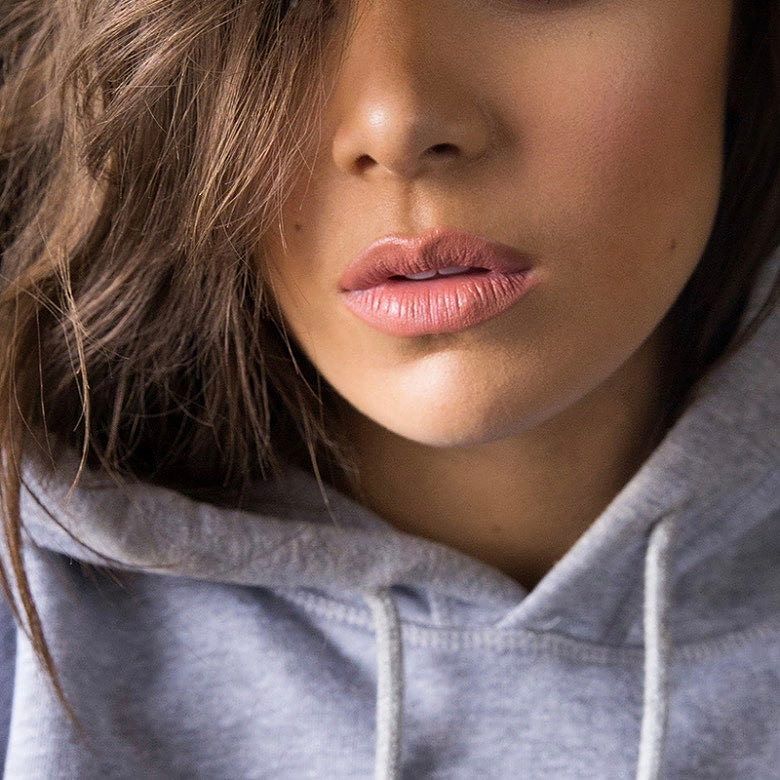 Hailee Steinfeld hands