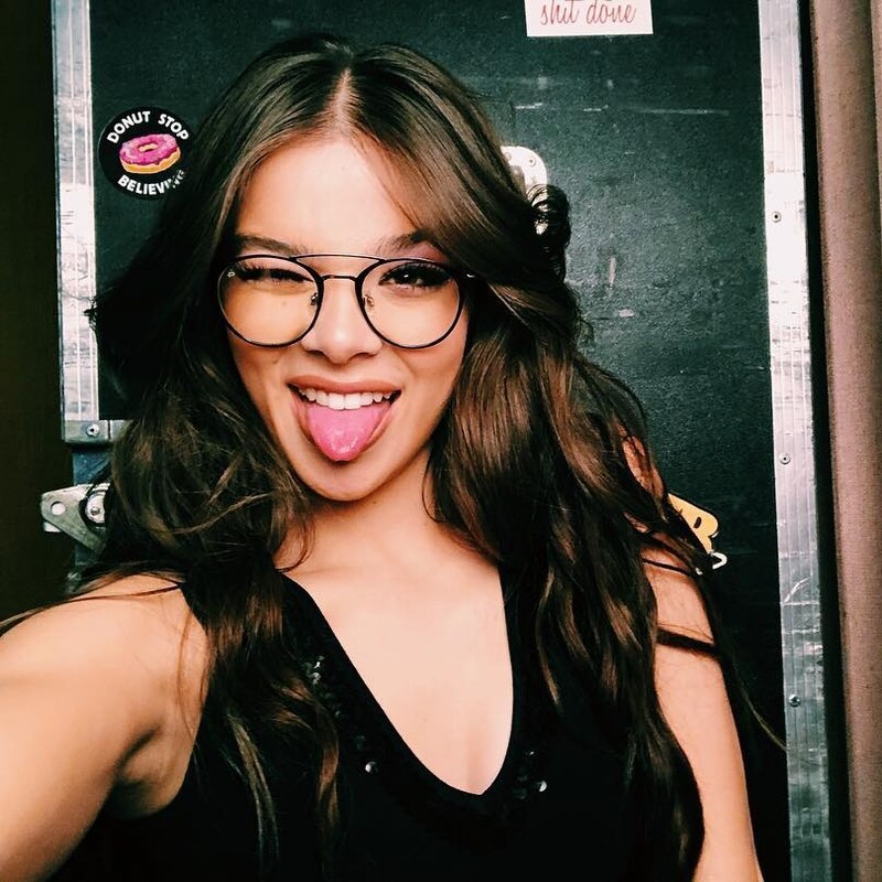 Hailee Steinfeld hands