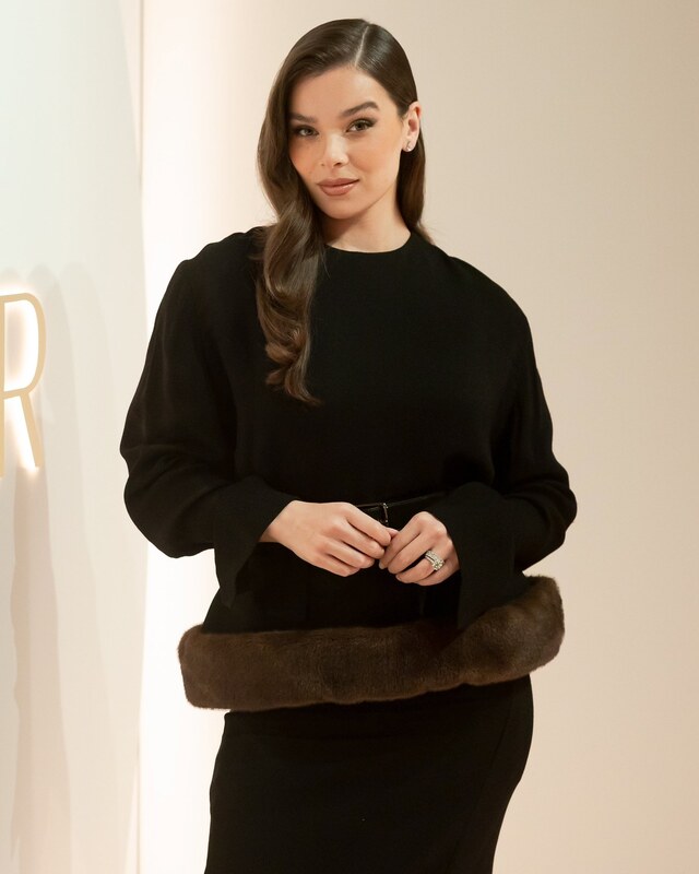 Hailee Steinfeld hands
