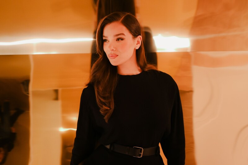 Hailee Steinfeld hands